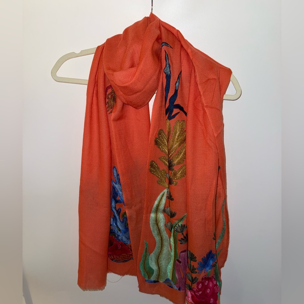 JANAVI CORAL COUTURE STOLE IN CORAL MULTI - Picture 3 of 12